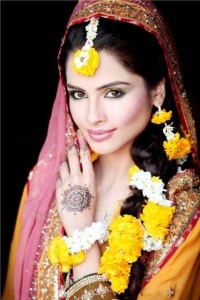 Best-Hairstyles-For-Mehndi-Bride-001-200x300
