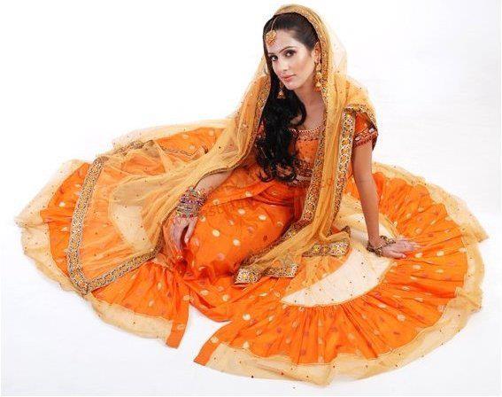 Latest-Fashion-Mehndi-Dresses-in-Pakistan-India-2012-001