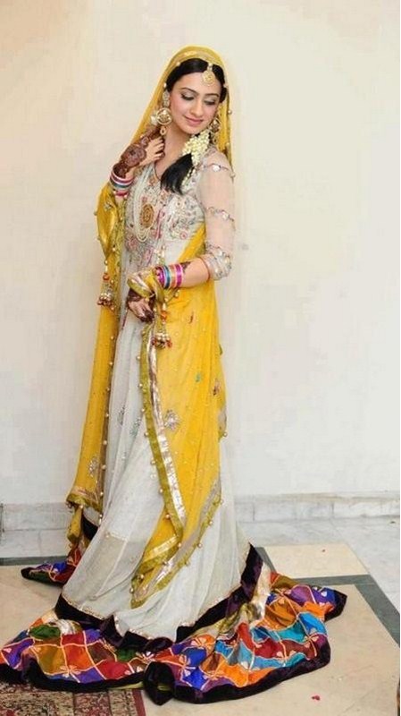 Latest-Mehndi-Dresses-Trends-2013-For-Pakistani-Brides-004