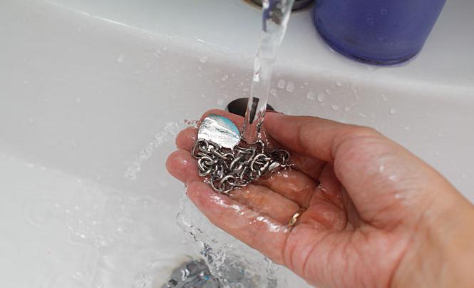 Can you shower with sterling silver jewelry? - Girls Mag